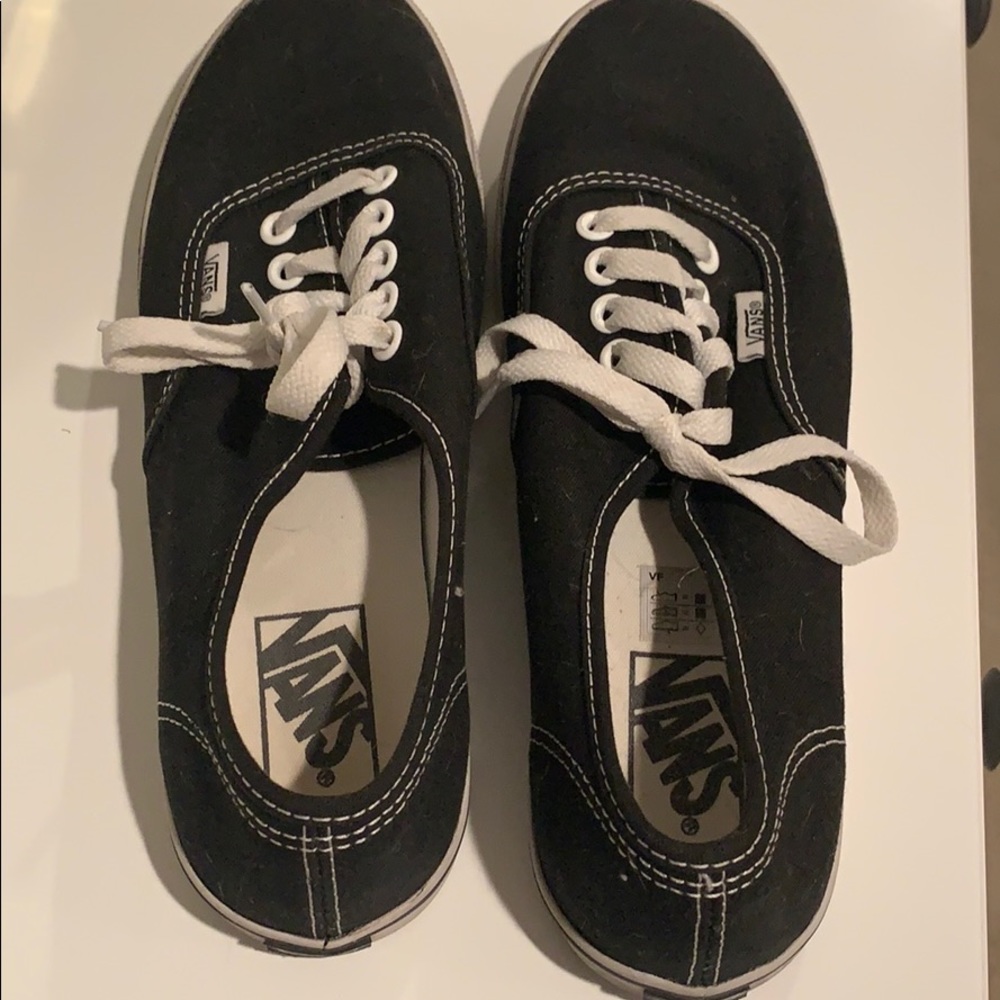 Women’s Black Authentic low top lace-up vans